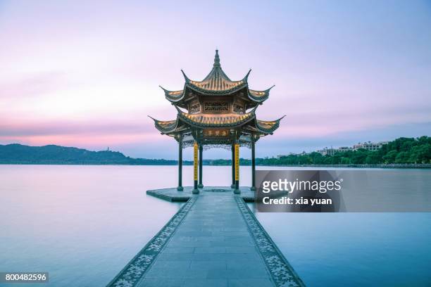 tranquil sunset over the pavilion on the west lake,hangzhou,china - pavillon de verdure photos et images de collection