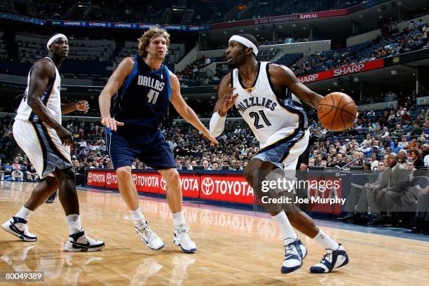 Hakim Warrick of the Memphis Grizzlies drives to the basket past Dirk Nowitzki of the Dallas Mavericks during the game on February 22, 2008 at...