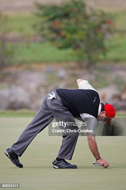 Gil Morgan marks his ball on the 18th green during the second round of the 2008 Turtle Bay Championship held on January 26, 2008 on the Palmer Course...