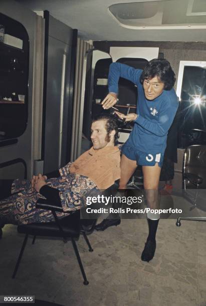 Wearing a Chelsea strip, British hairdresser Vidal Sassoon cuts the hair of Chelsea footballer Peter Osgood in his London salon on 2nd March 1972. A...