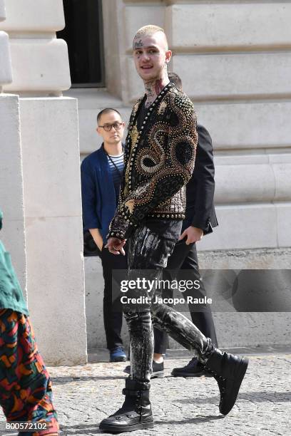 Lil Peep is seen arriving at Balmain fashion show during Paris Fashion Week - Menswear Spring/Summer 2018 on June 24, 2017 in Paris, France.