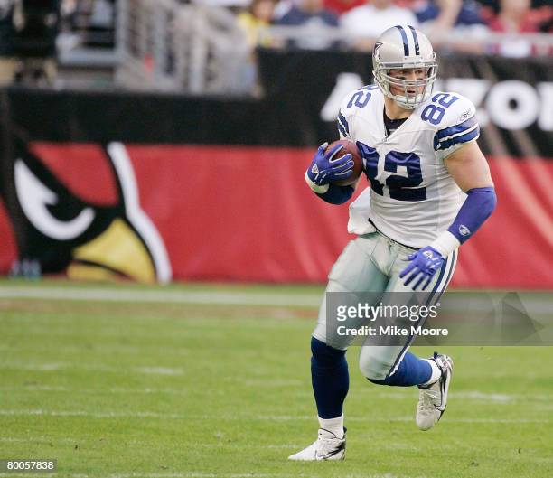 Cowboys tight end Jason Witten heads up field after a catch during game between the Dallas Cowboys and Arizona Cardinals at the University of Phoenix...