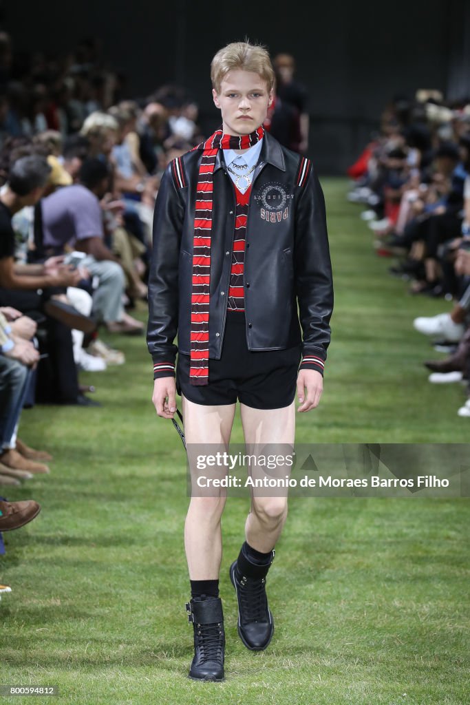 Dior Homme : Runway - Paris Fashion Week - Menswear Spring/Summer 2018