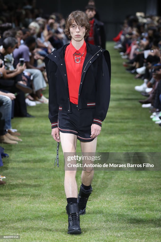 Dior Homme : Runway - Paris Fashion Week - Menswear Spring/Summer 2018