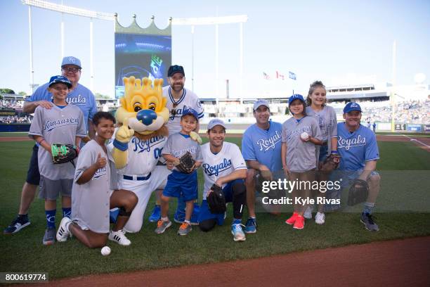 Eric Stonestreet, Jason Sudeikis, Paul Rudd, Rob Riggle and David Koechner pose for a photo after the first pitch during the Big Slick Celebrity...