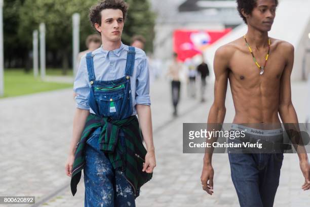 Models outside Sacai during Paris Fashion Week Menswear Spring/Summer 2018 Day Four on June 24, 2017 in Paris, France.