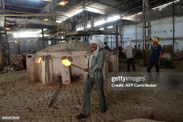 Bangles Factory Ferozabad Photos and Premium High Res Pictures - Getty Images
