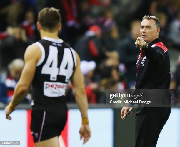 Saints head coach Alan Richardson points the finger while speaking to Maverick Weller of the Saints during the round 14 AFL match between the St...