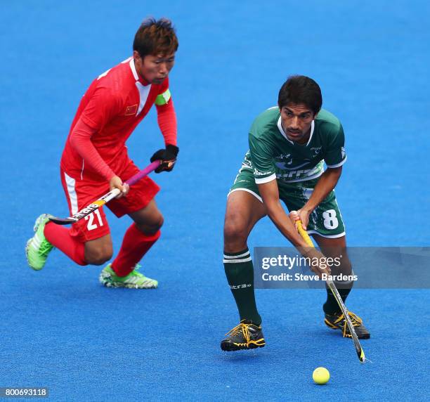 Chen Du of China puts pressure on Muhammad Irfan Jr. Of Pakistan during the 7th/8th place match between Pakistan and China on day nine of the Hero...