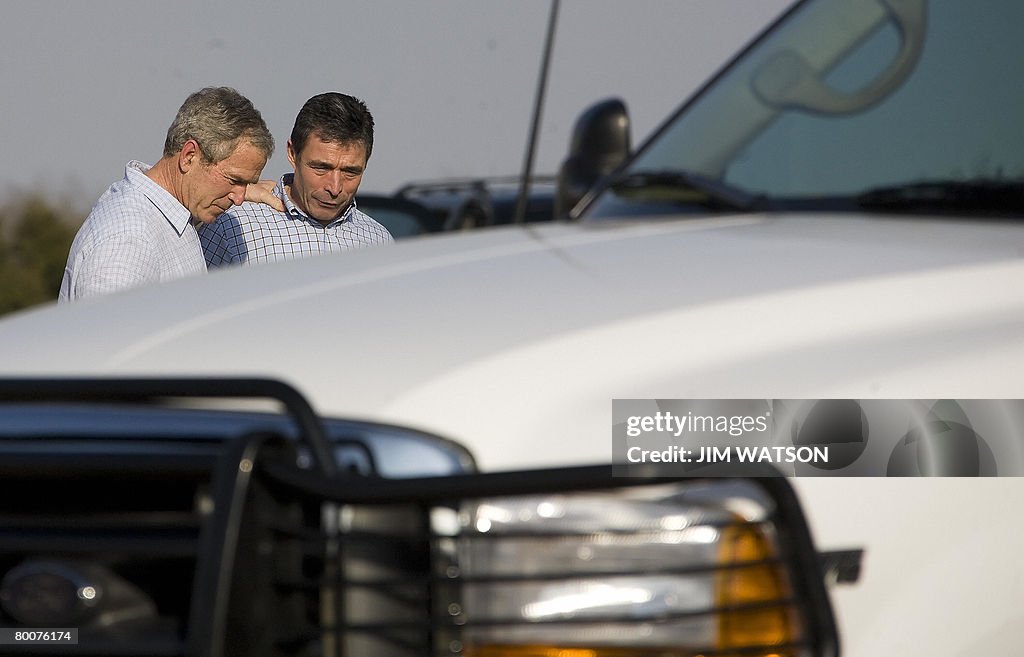 US President George W. Bush (L) speaks w