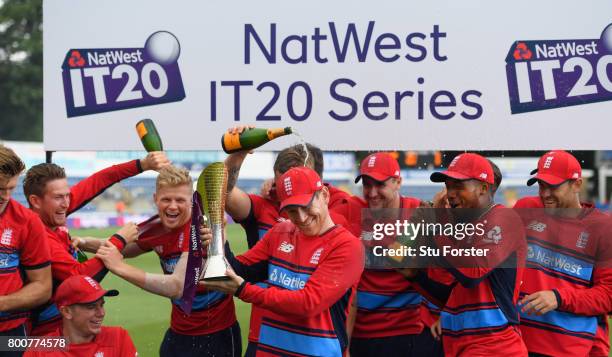 England captain Eoin Morgan and his team celebrate after the 3rd NatWest T20 International between England and South Africa at SWALEC Stadium on June...