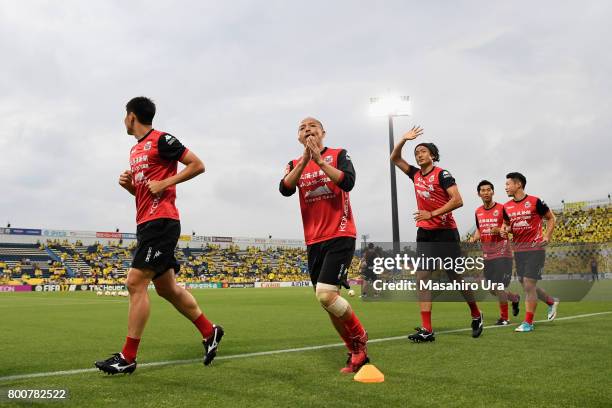 Shinji Ono of Consadole Sapporo appaluds supporters prior to the J.League J1 match between Kashiwa Reysol and Consadole Sapporo at Hitachi Kashiwa...