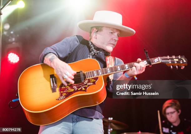 Kiefer Sutherland performs on day 4 of the Glastonbury Festival 2017 at Worthy Farm, Pilton on June 25, 2017 in Glastonbury, England.