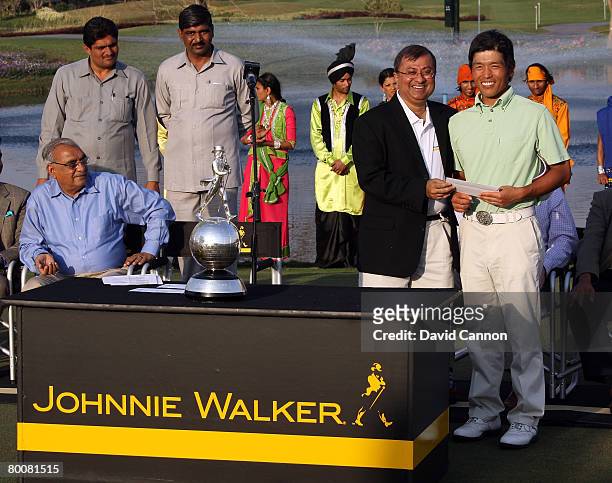 Asif Adil, MD of Daigeo India presents Taichiro Kiyota of Japan with his second place cheque after the final round of the 2008 Johnnie Walker Classic...
