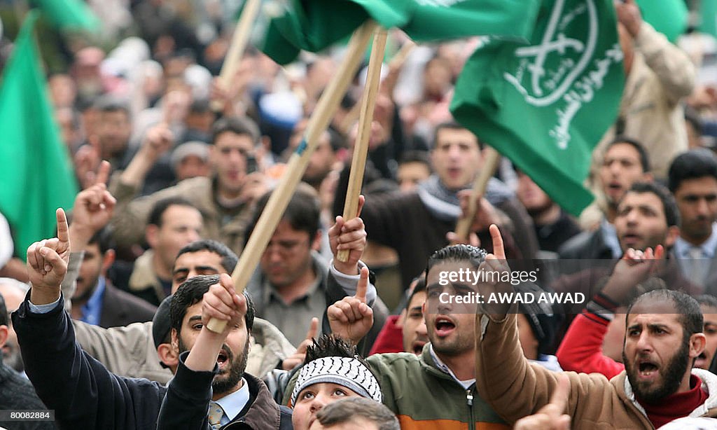 Jordanians and Palestinians chant slogan