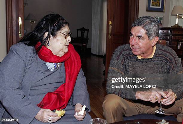 Argentinian singer Mercedes Sosa talks with Costa Rican president Oscar Arias, on March 2 at the house of the Argentine ambassador in Costa Rica,...