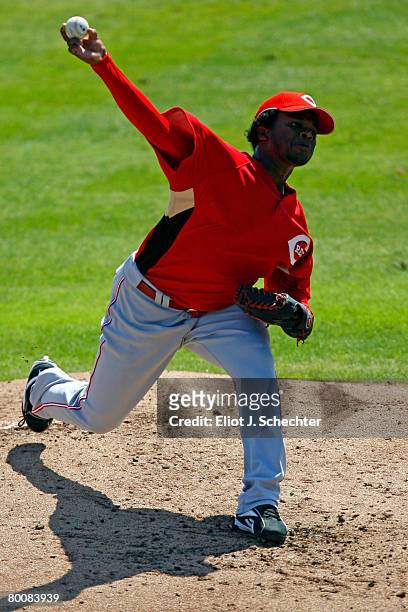 Pitcher Johnny Cueto of the Cincinnati Reds delivers a pitch against the Toronto Blue Jays during a Spring Training game at Knology Park on March 2,...