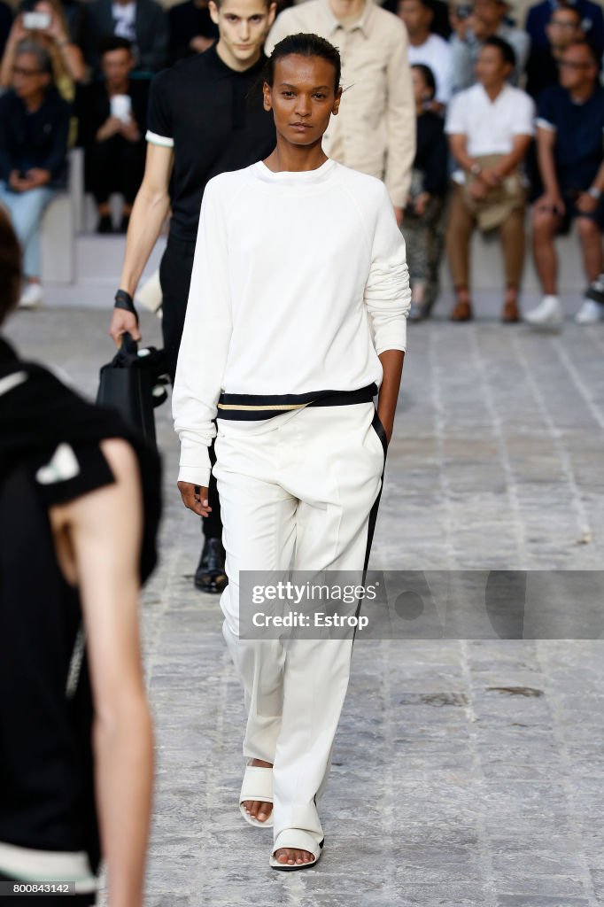 Berluti : Runway - Paris Fashion Week - Menswear Spring/Summer 2018