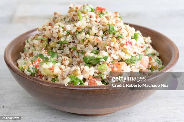 healthy eating: quinoa salad - quinoa stockfoto's en -beelden