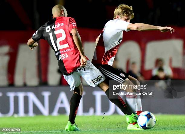 Ivan Rossi of River Plate fights for the ball with Diego Vera of Colon during a match between Colon and River Plate as part of Torneo Primera...