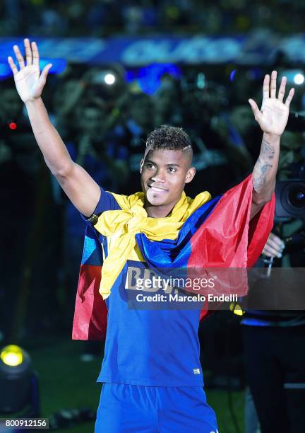 Wilmar Barrios greets the public after a match between Boca Juniors and Union as part of Torneo Primera Division 2016/17 at Alberto J. Armando...