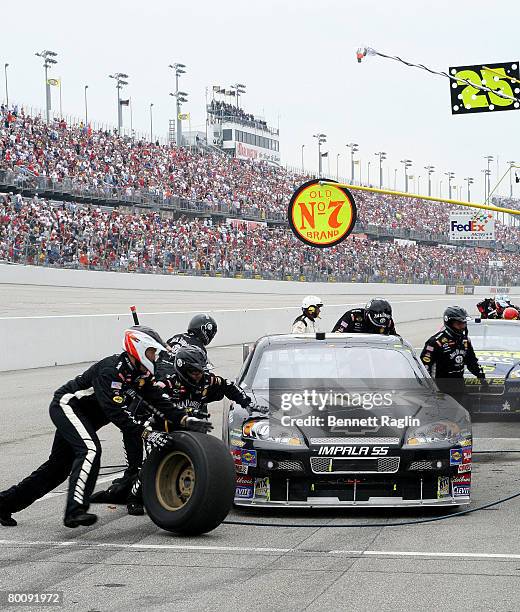 Clint Bowyer pits during the NASCAR NEXTEL Cup Series, Dodge Avenger 500, May 13 Darlington Raceway, Darliington, South Carolina