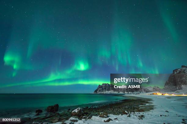 bunte northern lights - polar climate stock-fotos und bilder