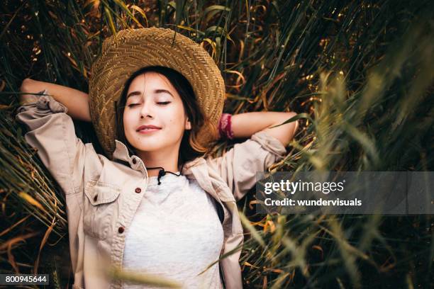 frau landarbeiter verlegung im bereich ausruhen und träumen - cowboy sleeping stock-fotos und bilder