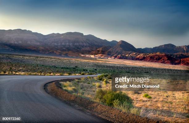 red rock canyon - backpacker road stockfoto's en -beelden