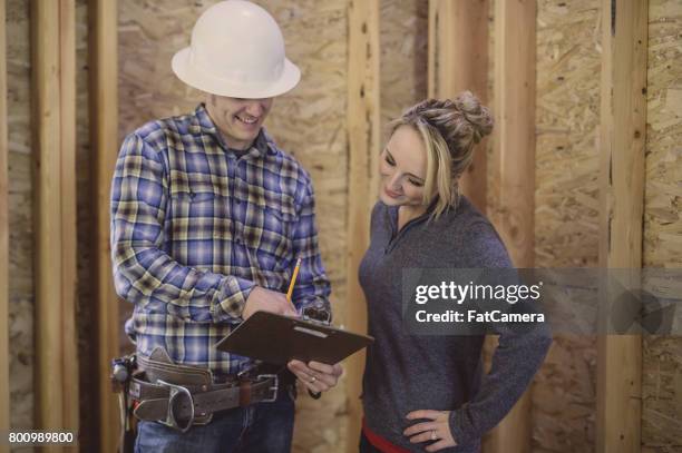 über pläne mit dem besitzer bauingenieur - wohncontainer stock-fotos und bilder