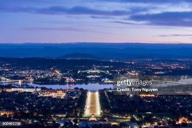 parliament house australia by night, one of the most attraction for visitors and tourists over the world. view from mount ainslie. - parliament house canberra 個照片及圖片檔