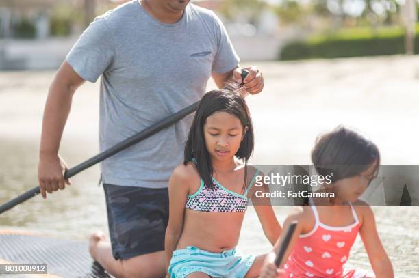 tagalog-familie genieten van een dag op het strand - puddling stockfoto's en -beelden