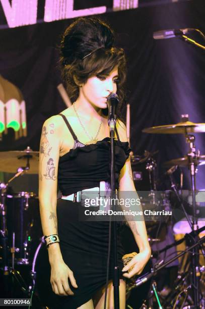 Amy Winehouse performs on stage at the Fendi Paris Store Reopening at Avenue Montaigne on February 29, 2008 in Paris, France.