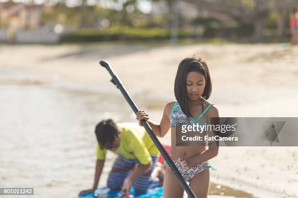 tagalog-familie genieten van een dag op het strand - puddling stockfoto's en -beelden