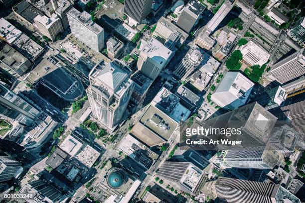stedelijke wolkenkrabbers van bovenaf - generic location stockfoto's en -beelden