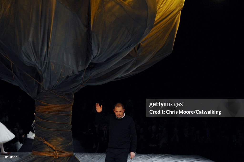 Alexander McQueen - PFW Fall Winter 2008/09 - Runway