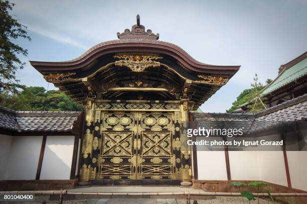 the karamon grand gate of the kenchō-ji temple complex buildings of kamakura gozan zen buddhism temples - kenchō ji stockfoto's en -beelden