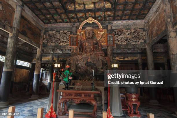 buddha hall of kenchō-ji temple of kita kamakura, kanagawa - kenchō ji stockfoto's en -beelden