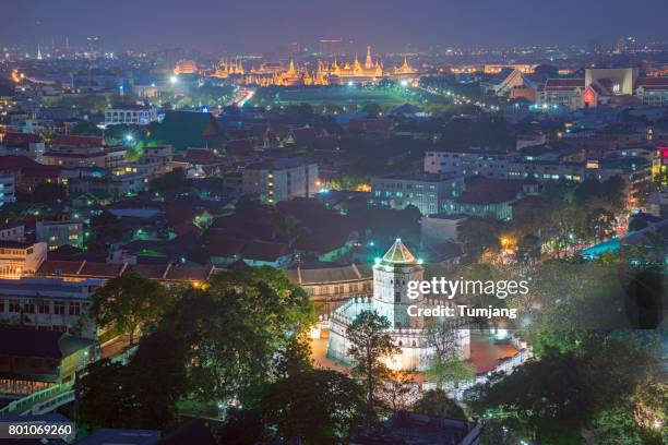 phra sumen fort, santi chai prakan park and grand palace at twilight high angle view of phra sumen fort and grand palace night. the grand palace is a complex of buildings at the heart of bangkok, thailand. - on location for oblivion stock pictures, royalty-free photos & images