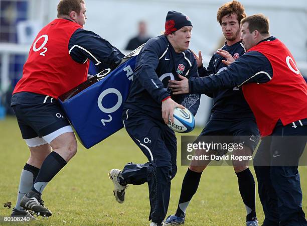 Luke Narraway, passes the ball during the England training session held at Bath University on March 4, 2008 in Bath, England.