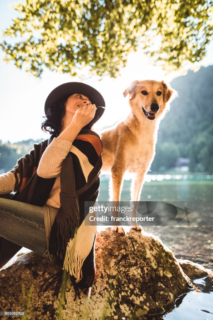 Donna che gioca con il cane in montagna