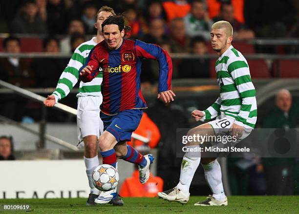 Lionel Messi of Barcelona breaks through the Celtic defence during the UEFA Champions League 2nd leg of the First knockout round match between FC...