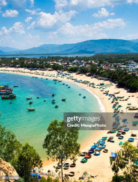 beautiful beach in phu yen - provinz phu yen stock-fotos und bilder