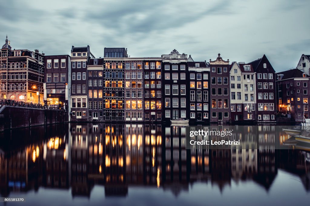 Amsterdam beherbergt Reflexionen in der Nacht auf dem Wasser des Kanals