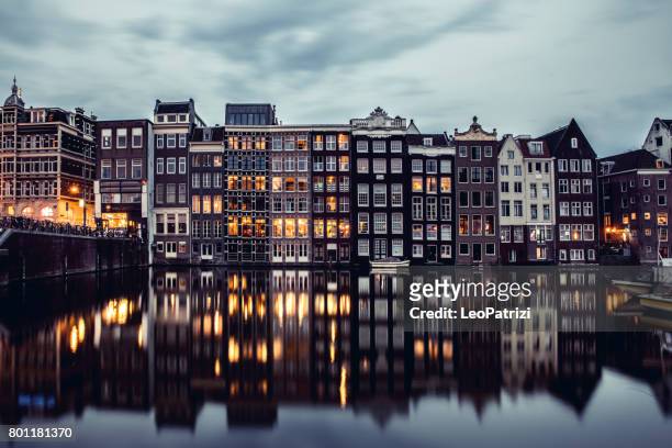 amsterdam ospita riflessi di notte sull'acqua del canale - amsterdam foto e immagini stock