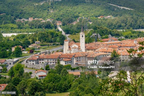 overview of venzone - venzone foto e immagini stock