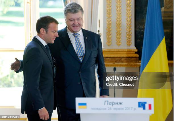French President Emmanuel Macron and Ukrainian President Petro Poroshenko arrive to attend a joint press conference after their meeting at the Elysee...