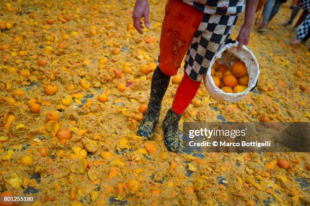 historical carnival of ivrea, torino province, piedmont, italy - italian carnival stockfoto's en -beelden