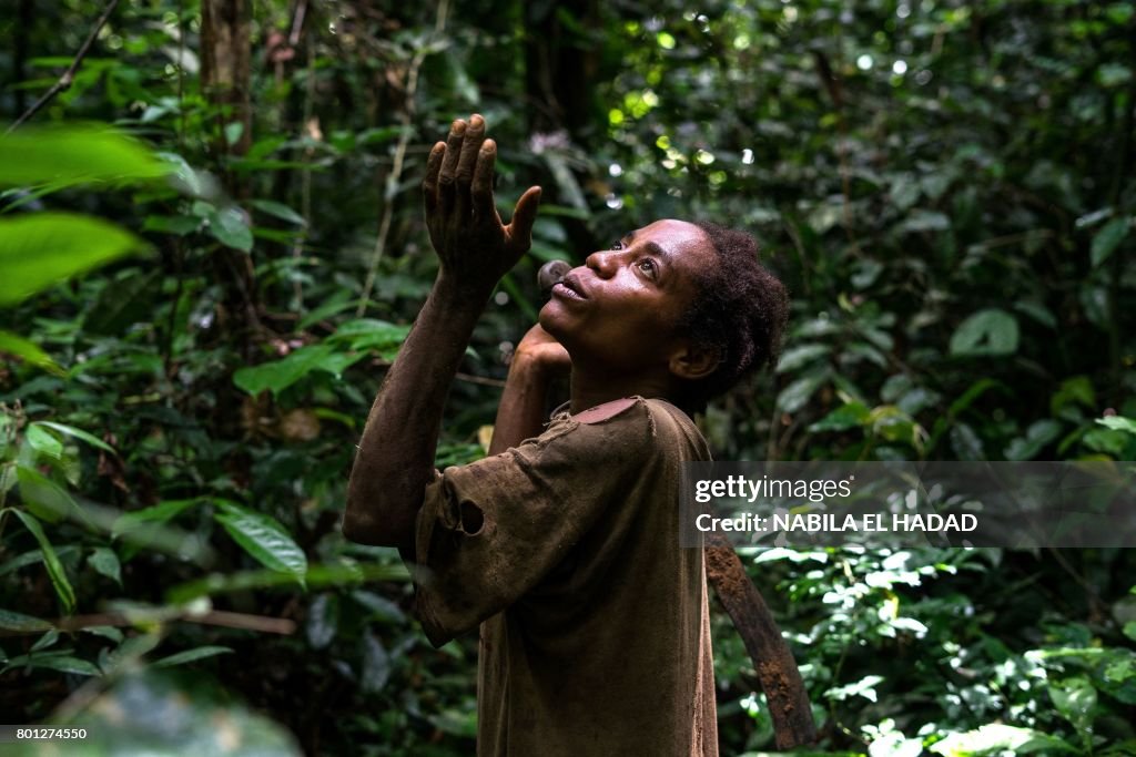 TOPSHOT-CAMEROON-PYGMIES-CULTURE-FOOD