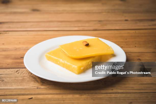 slices of cheese laying on white plate - siria stock-fotos und bilder